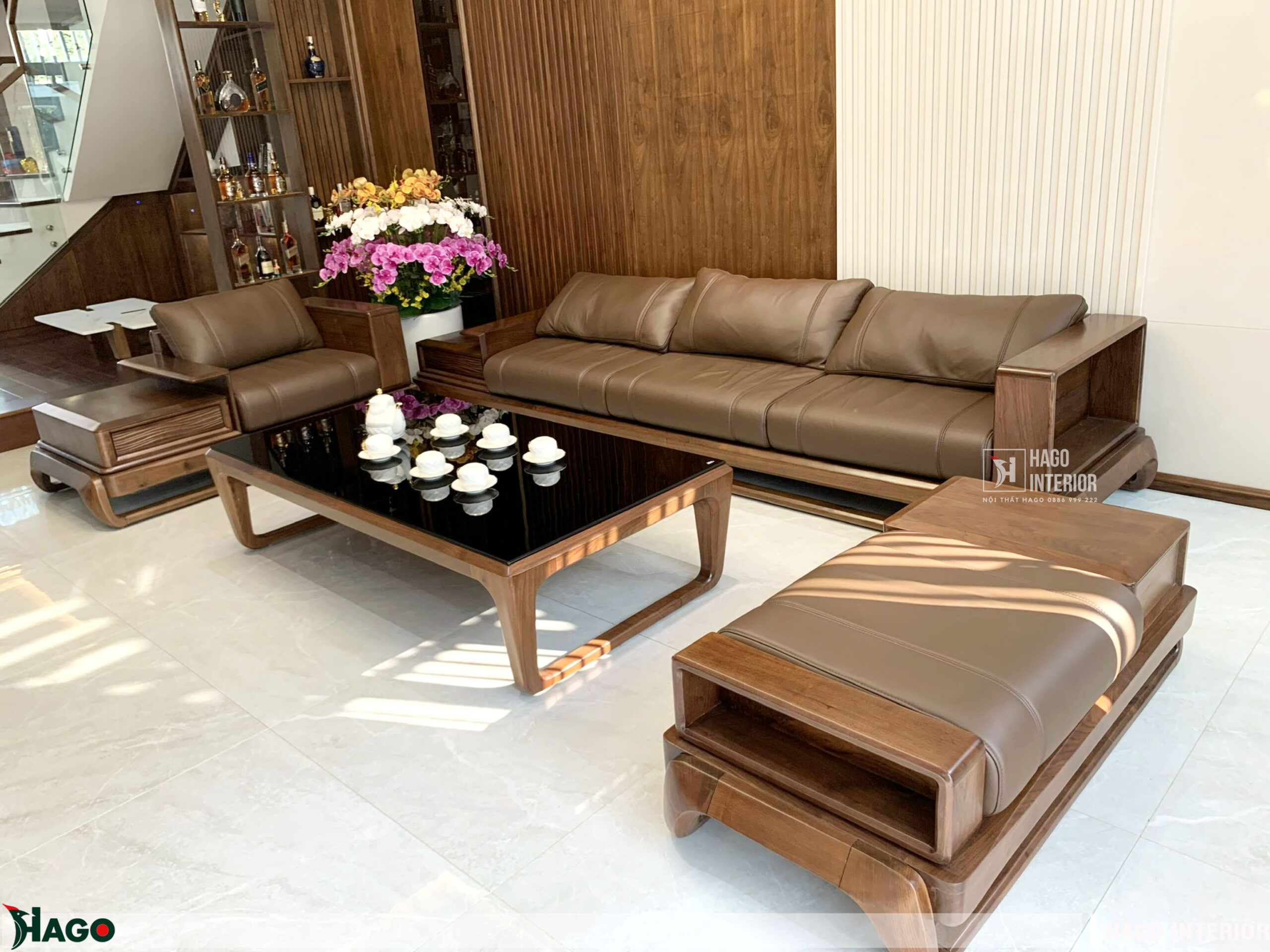 Bàn sofa hiện đại kết hợp bộ sofa sang trọng nhà Anh Lân