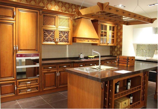Phòng bếp gỗ Sồi Nga mang phong cách cổ điển
